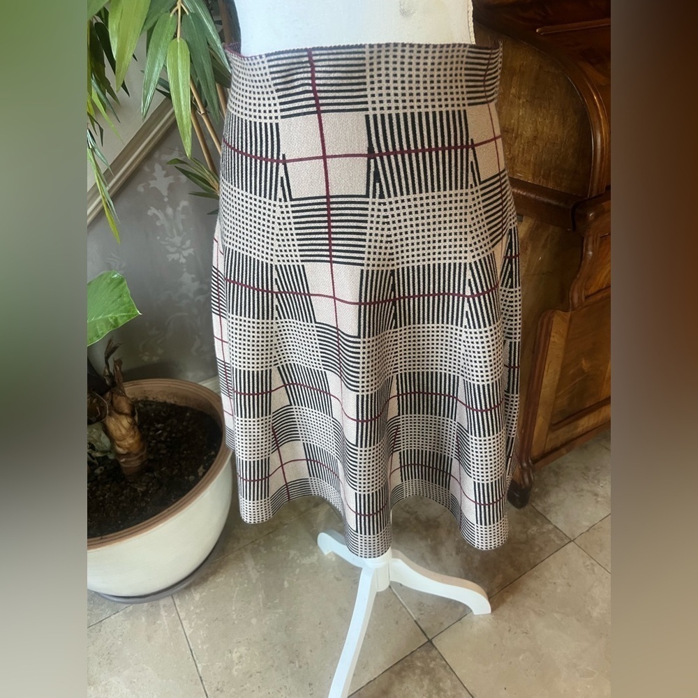 Max Studio NWOT ladies fit and flare skirt. Size M/L. Black brown burgundy - Picture 6 of 15
